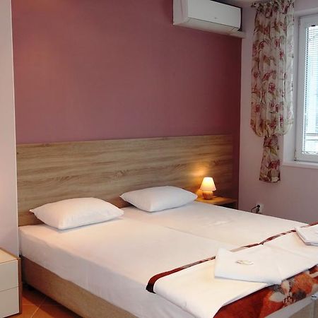 Guest Rooms Kom โซเฟีย ห้อง รูปภาพ