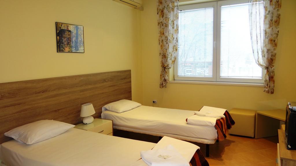 Guest Rooms Kom โซเฟีย ห้อง รูปภาพ