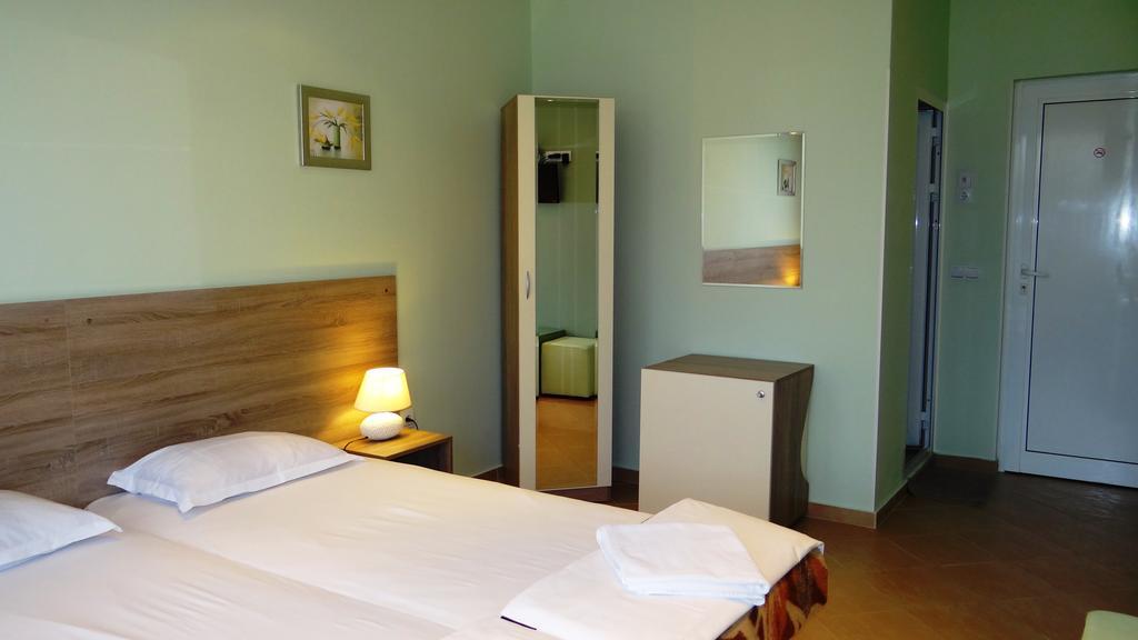 Guest Rooms Kom โซเฟีย ห้อง รูปภาพ