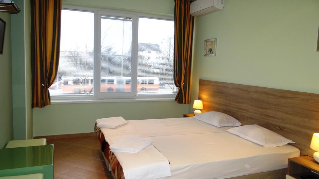 Guest Rooms Kom โซเฟีย ห้อง รูปภาพ